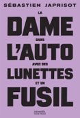 LA DAME DANS L'AUTO AVEC DES LUNETTES ET UN FUSIL