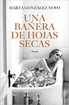 UNA BAÑERA CON HOJAS SECAS